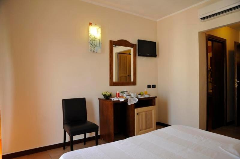 Hotel Fly Casoria Ruang foto